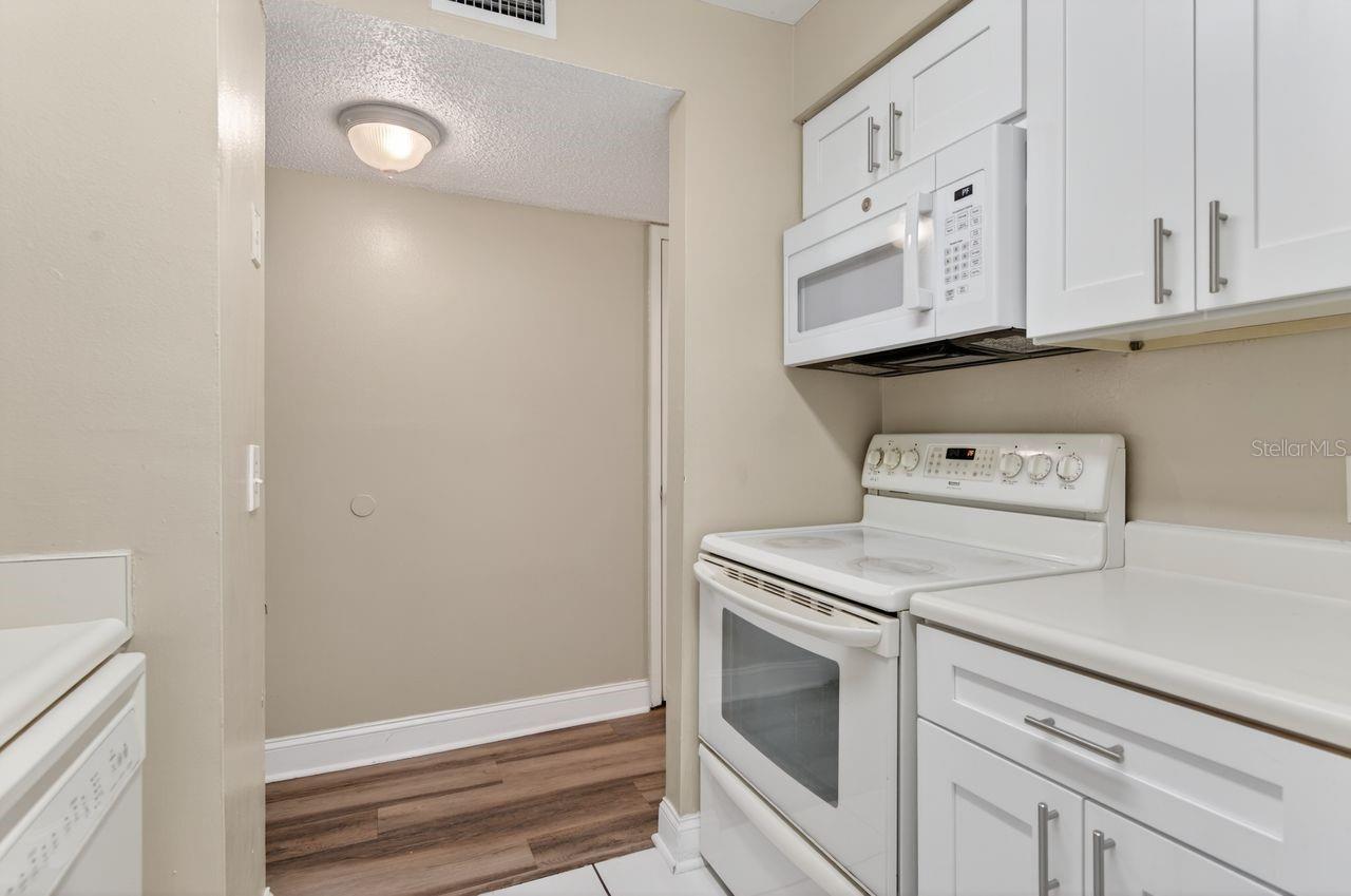 Image 10 of 18 For 14319 Hanging Moss Circle 102