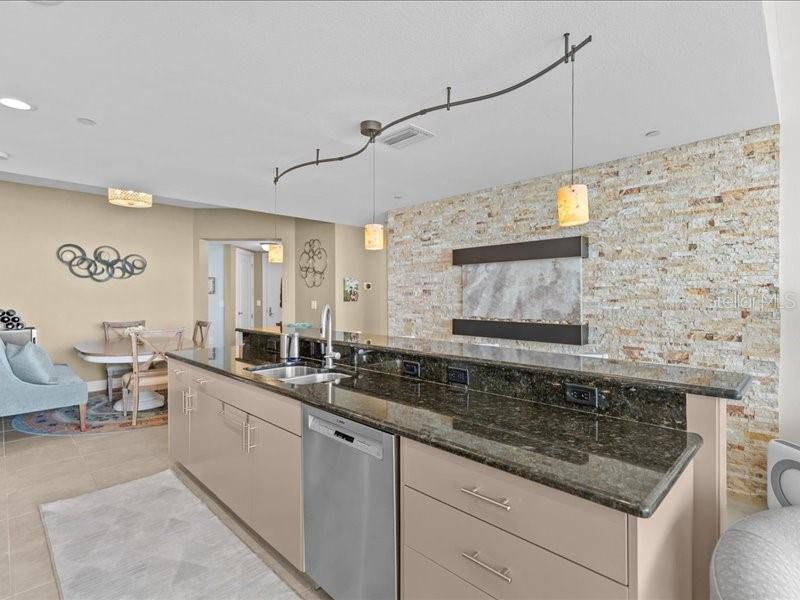 Listing photo id 14 for 331 Cleveland Street 1702