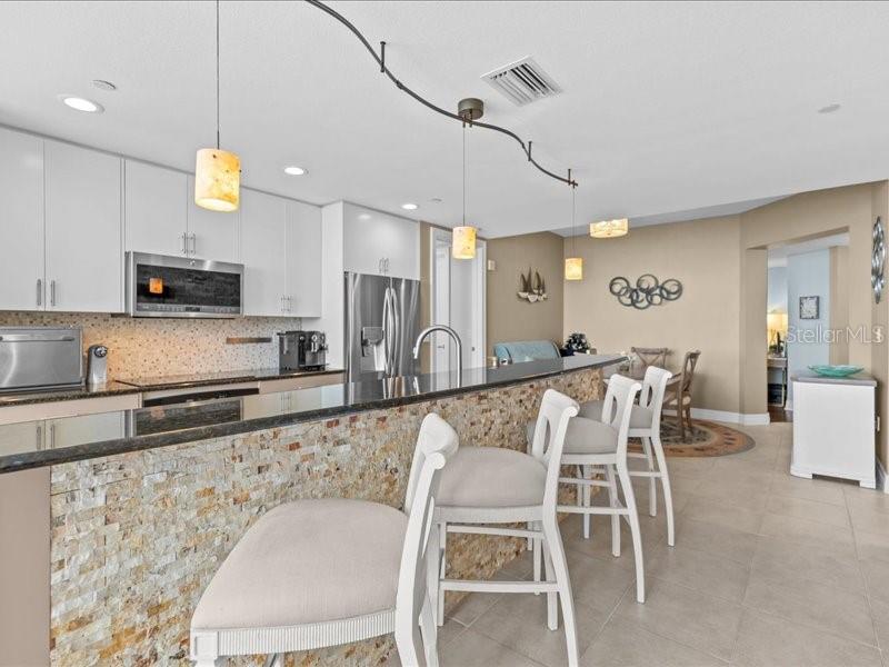 Listing photo id 17 for 331 Cleveland Street 1702