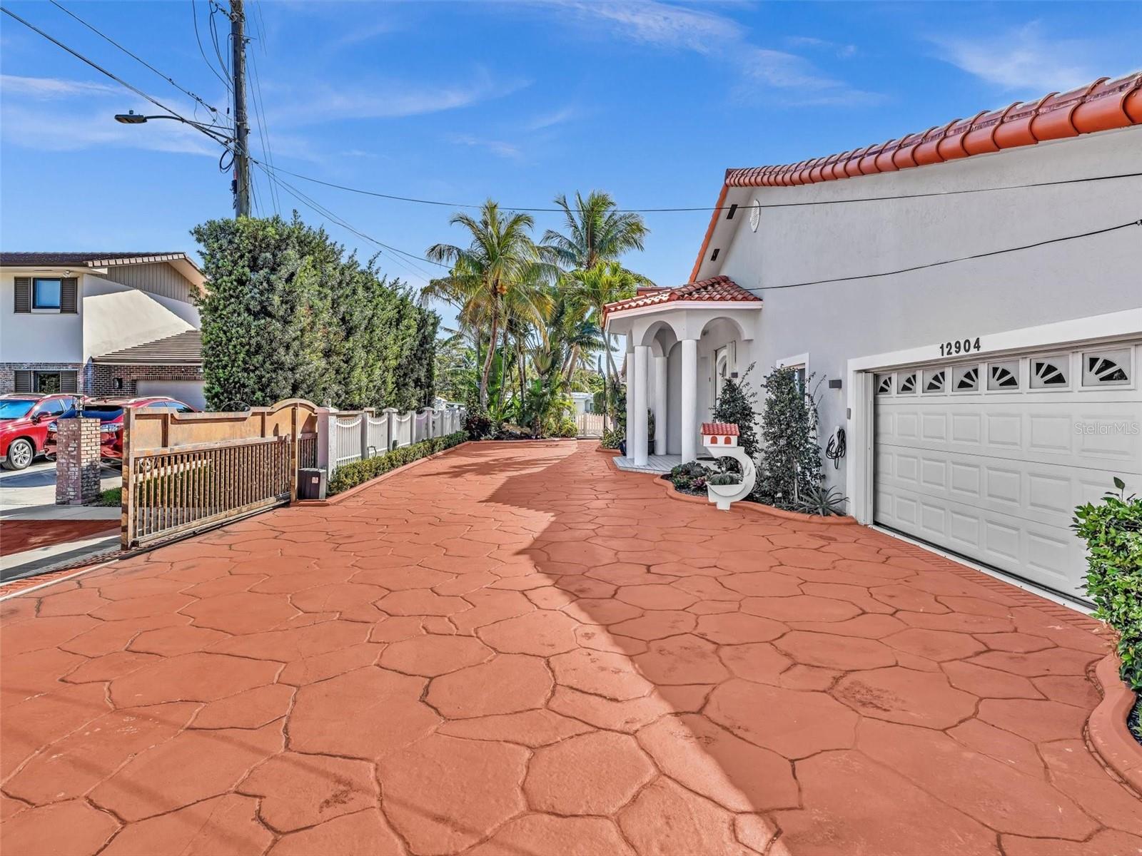 Image 4 of 88 For 12904 Banyan Road