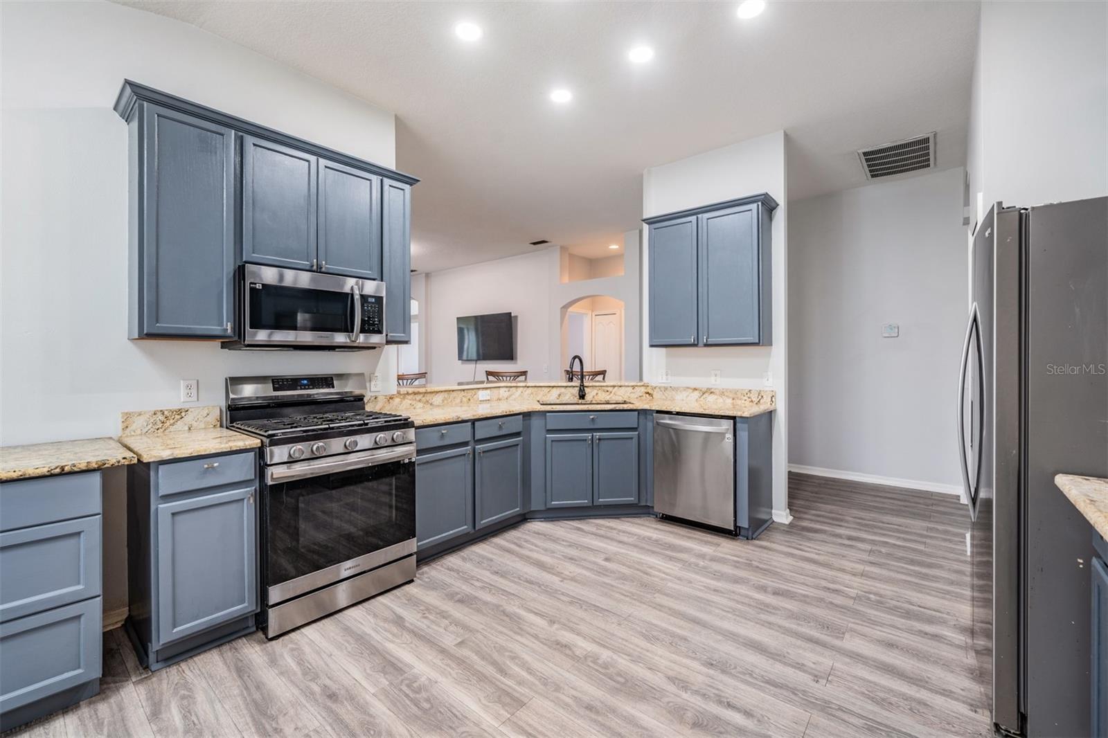 Listing photo id 8 for 12813 Standbridge Drive