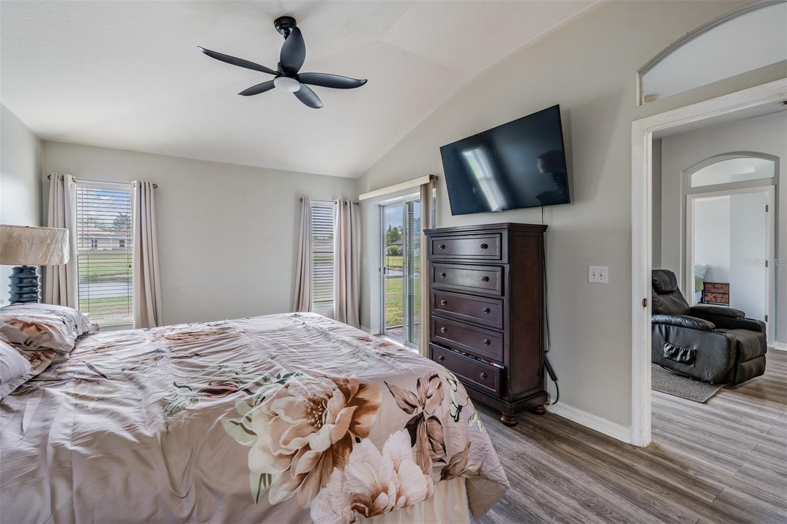 Listing photo id 13 for 12813 Standbridge Drive