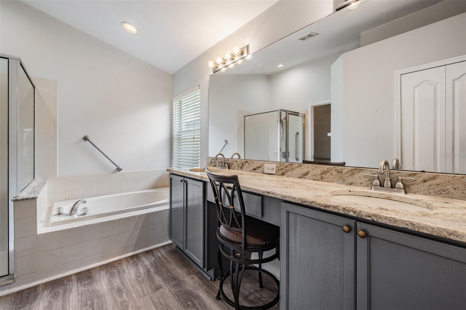 Listing photo id 14 for 12813 Standbridge Drive