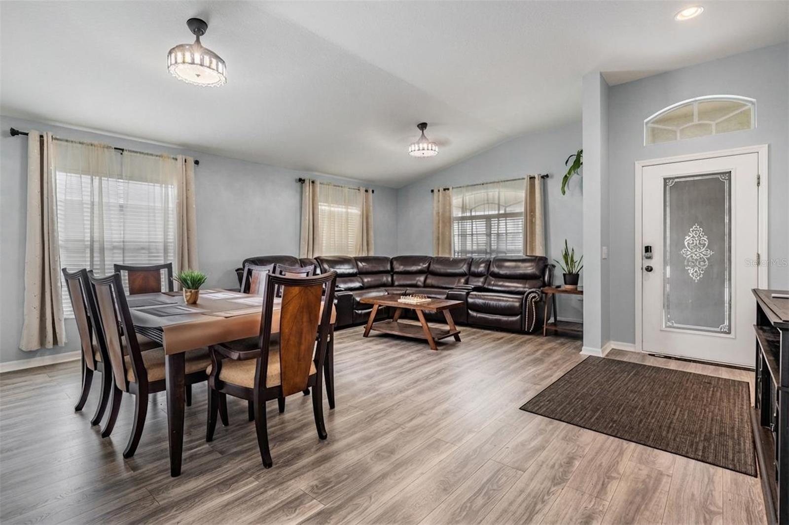 Listing photo id 2 for 12813 Standbridge Drive