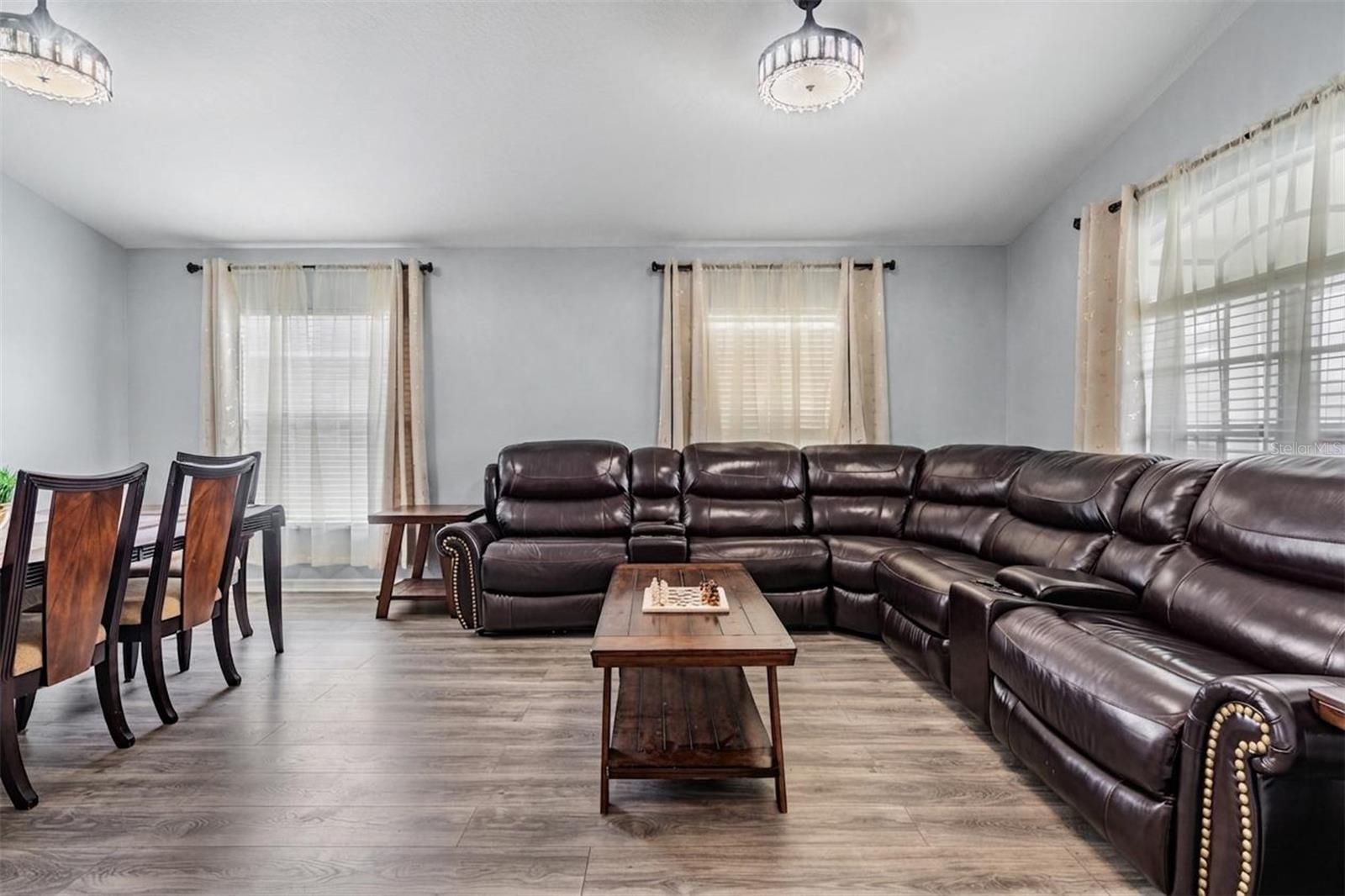 Listing photo id 3 for 12813 Standbridge Drive