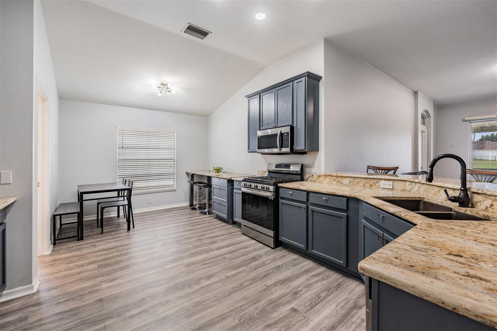 Listing photo id 6 for 12813 Standbridge Drive