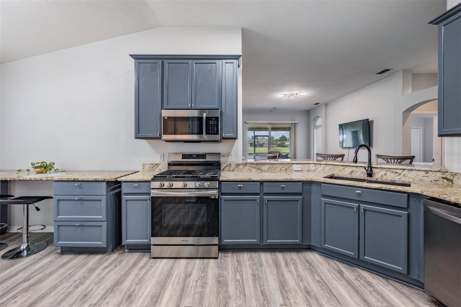 Listing photo id 7 for 12813 Standbridge Drive