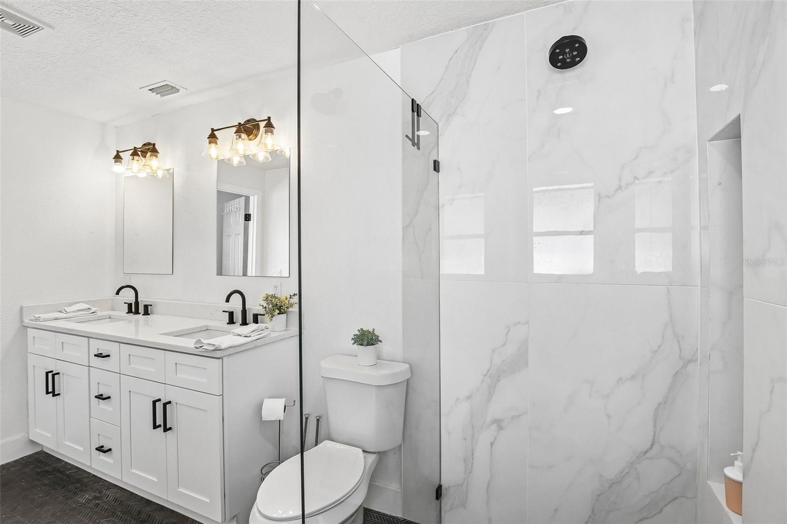 Image 26 of 56 For 9622 Oakhurst Road