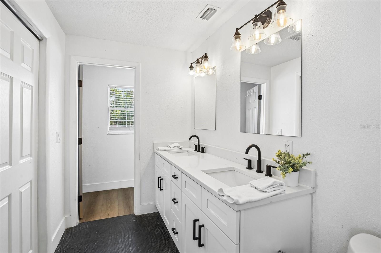 Image 27 of 56 For 9622 Oakhurst Road