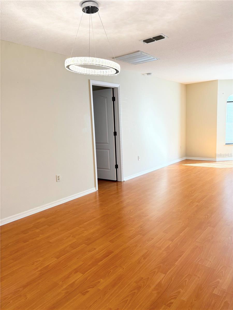 Image 5 of 21 For 1503 Overland Drive