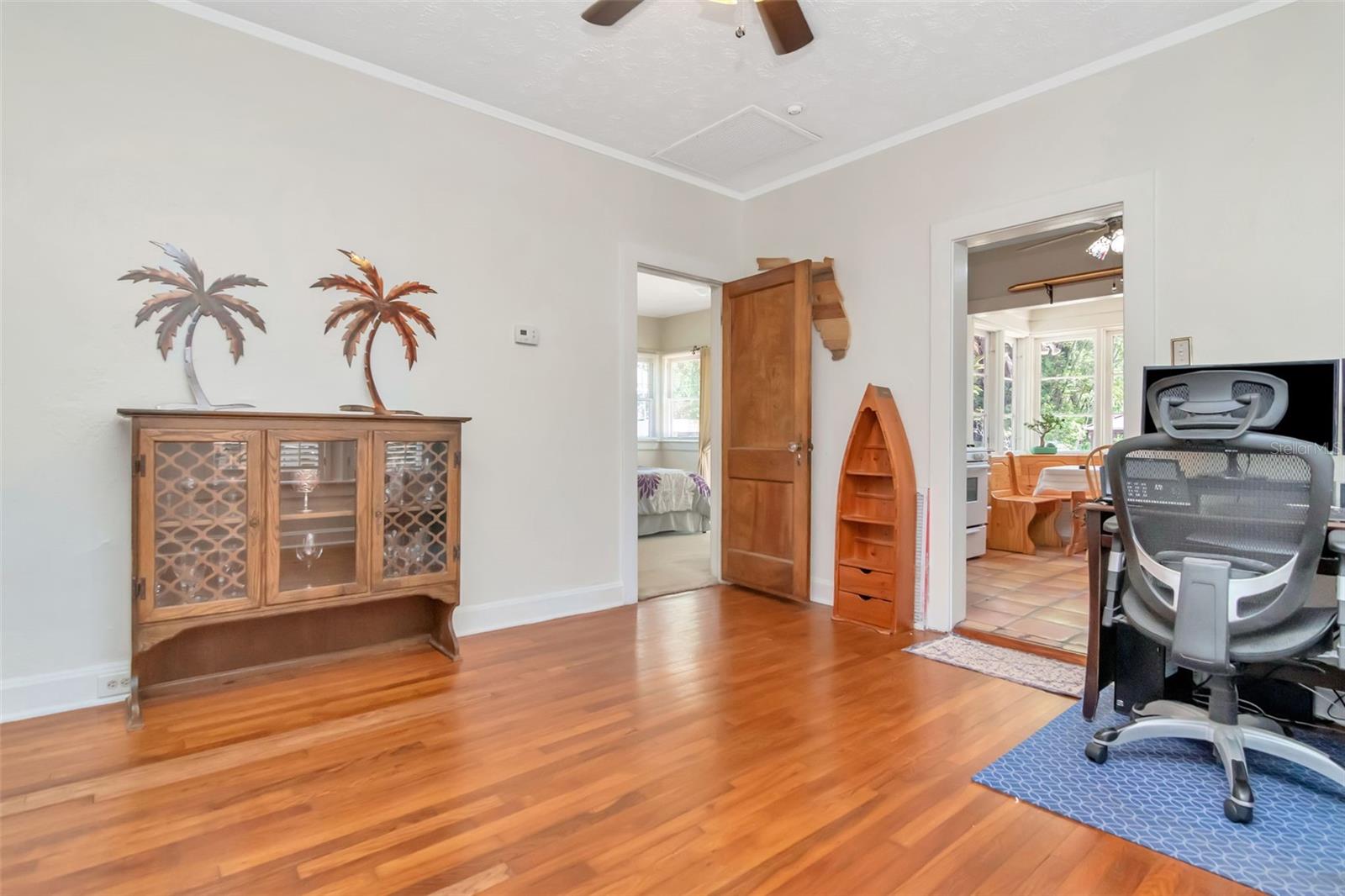 Listing photo id 9 for 220 Fern Street