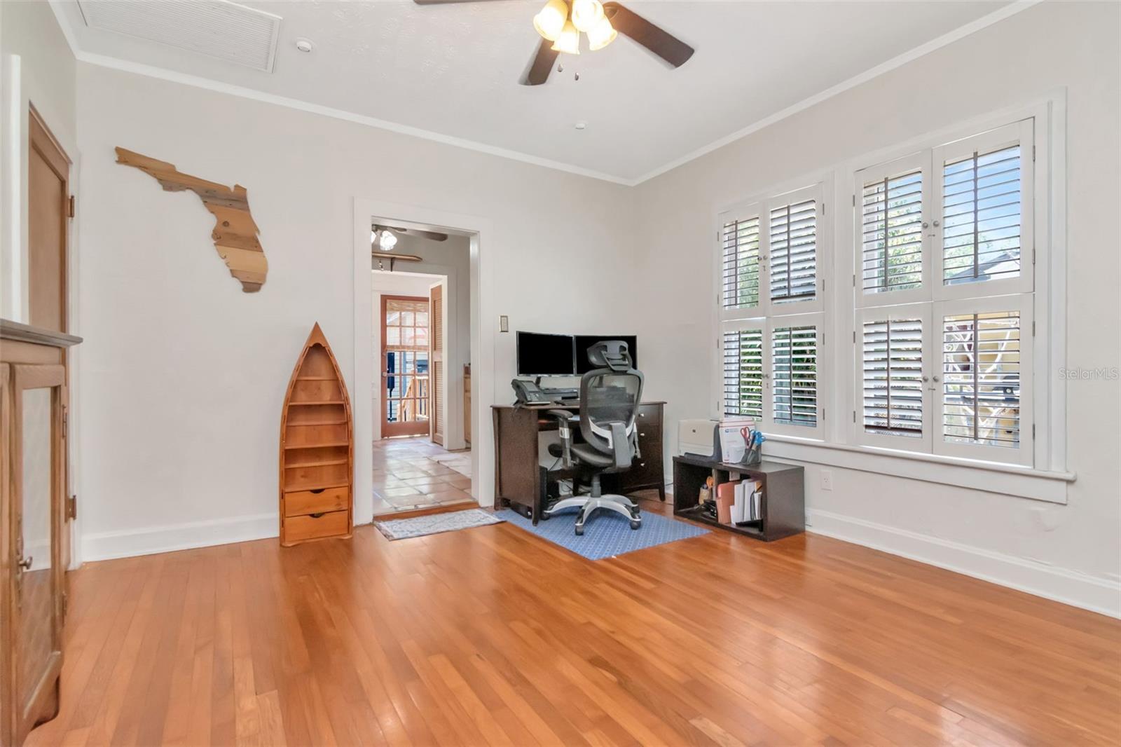 Listing photo id 10 for 220 Fern Street