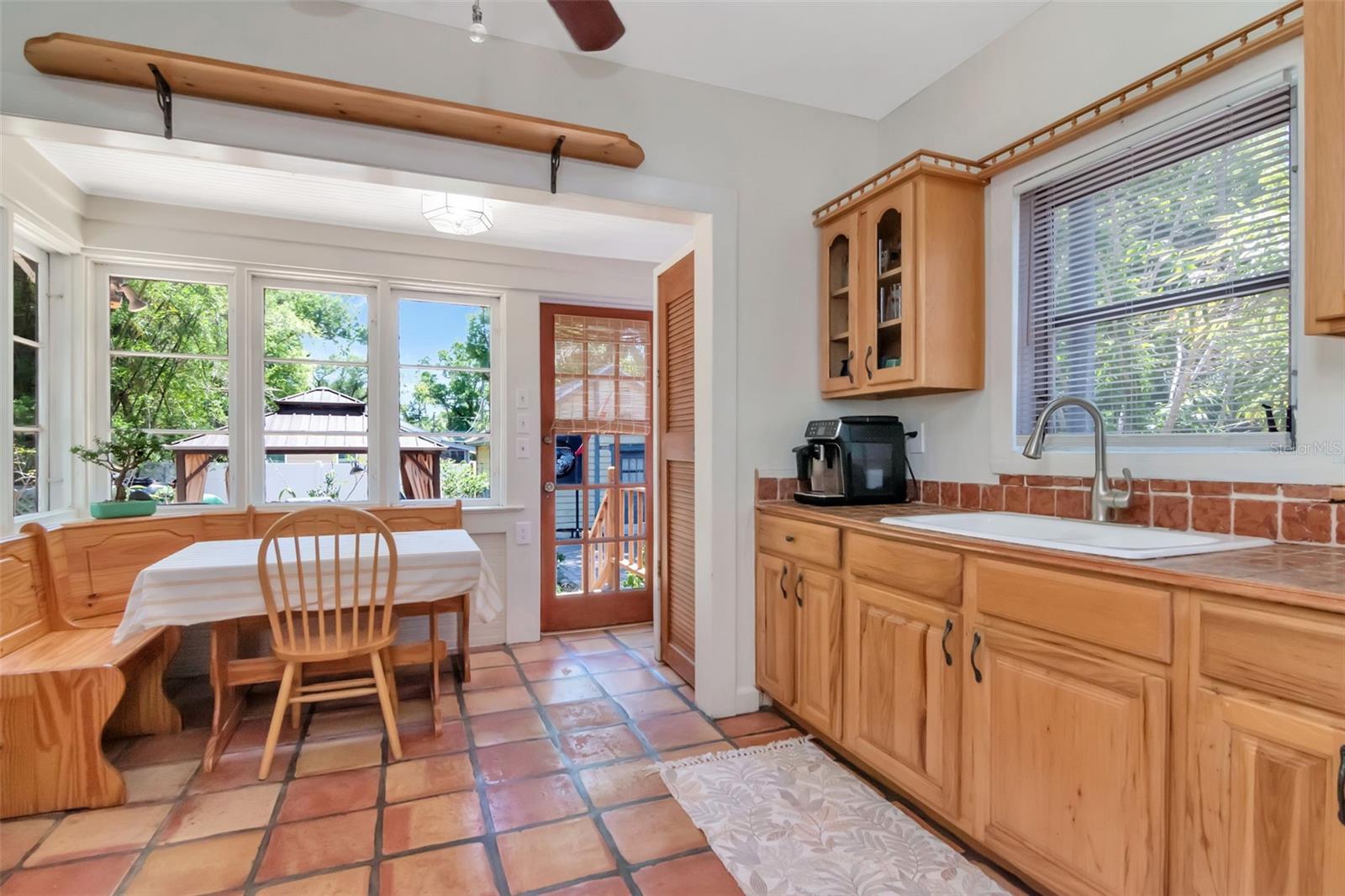 Listing photo id 11 for 220 Fern Street