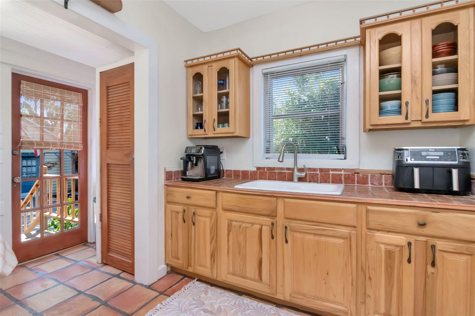 Listing photo id 12 for 220 Fern Street