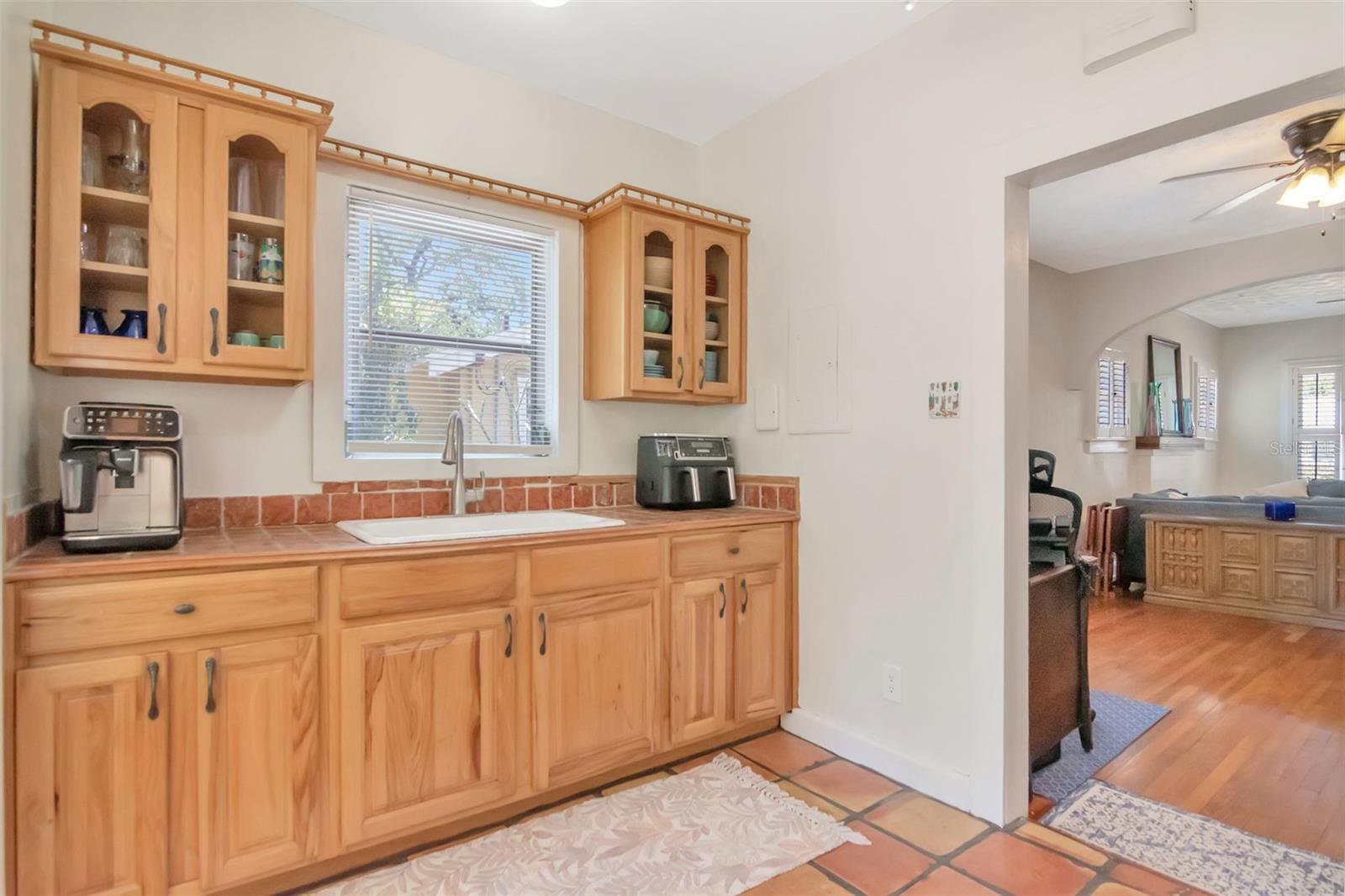 Listing photo id 13 for 220 Fern Street