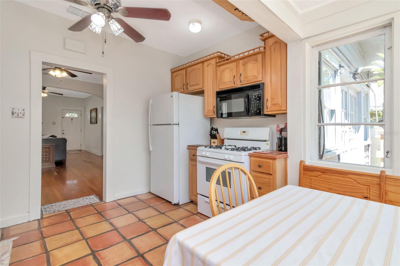 Listing photo id 14 for 220 Fern Street