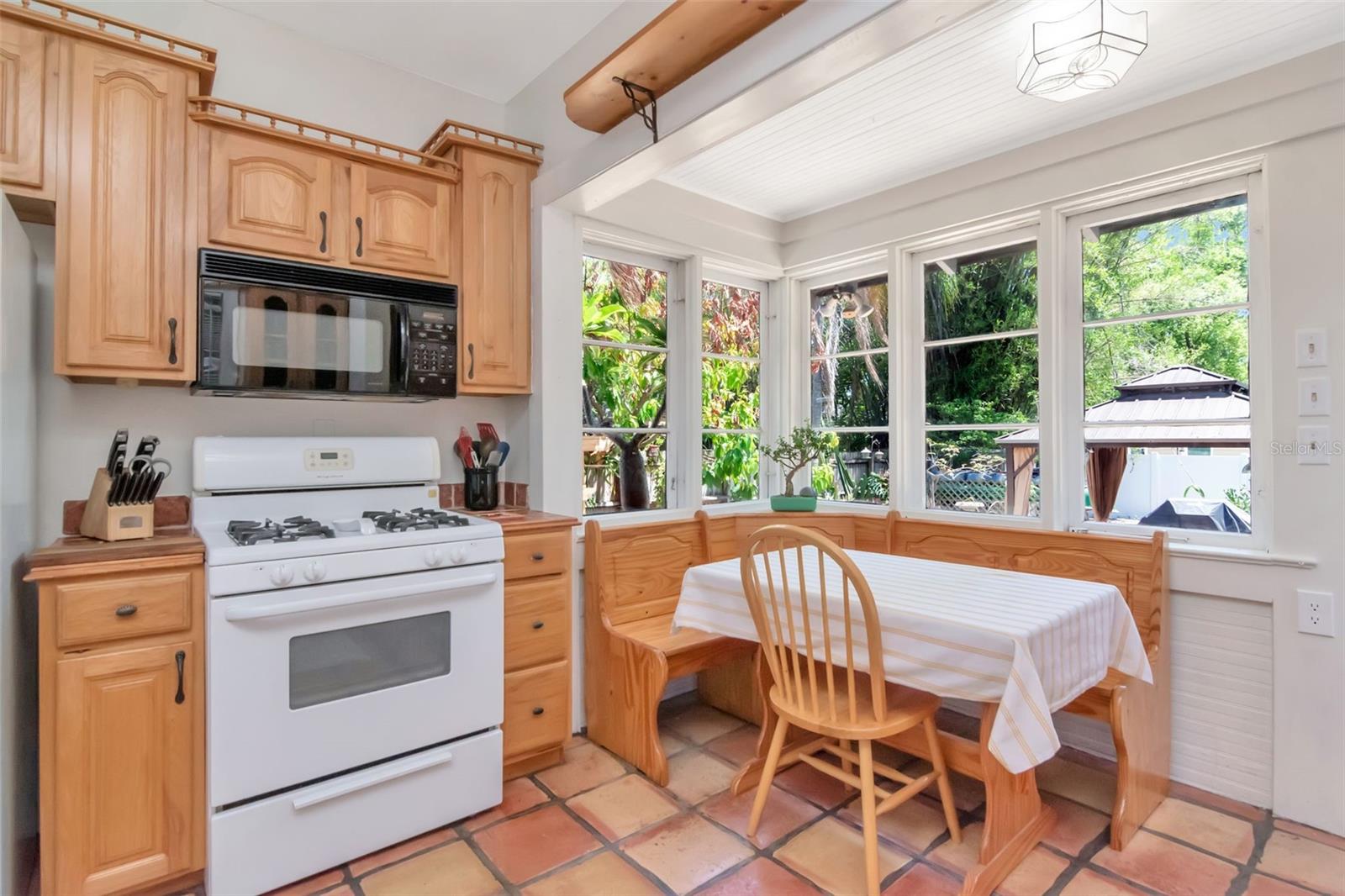 Listing photo id 15 for 220 Fern Street