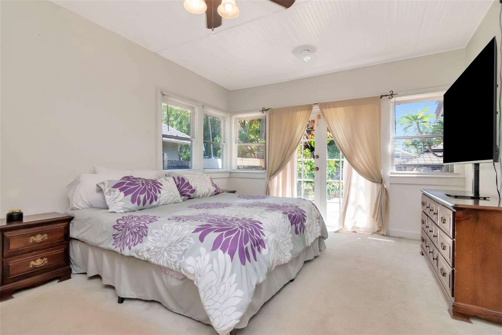 Listing photo id 16 for 220 Fern Street