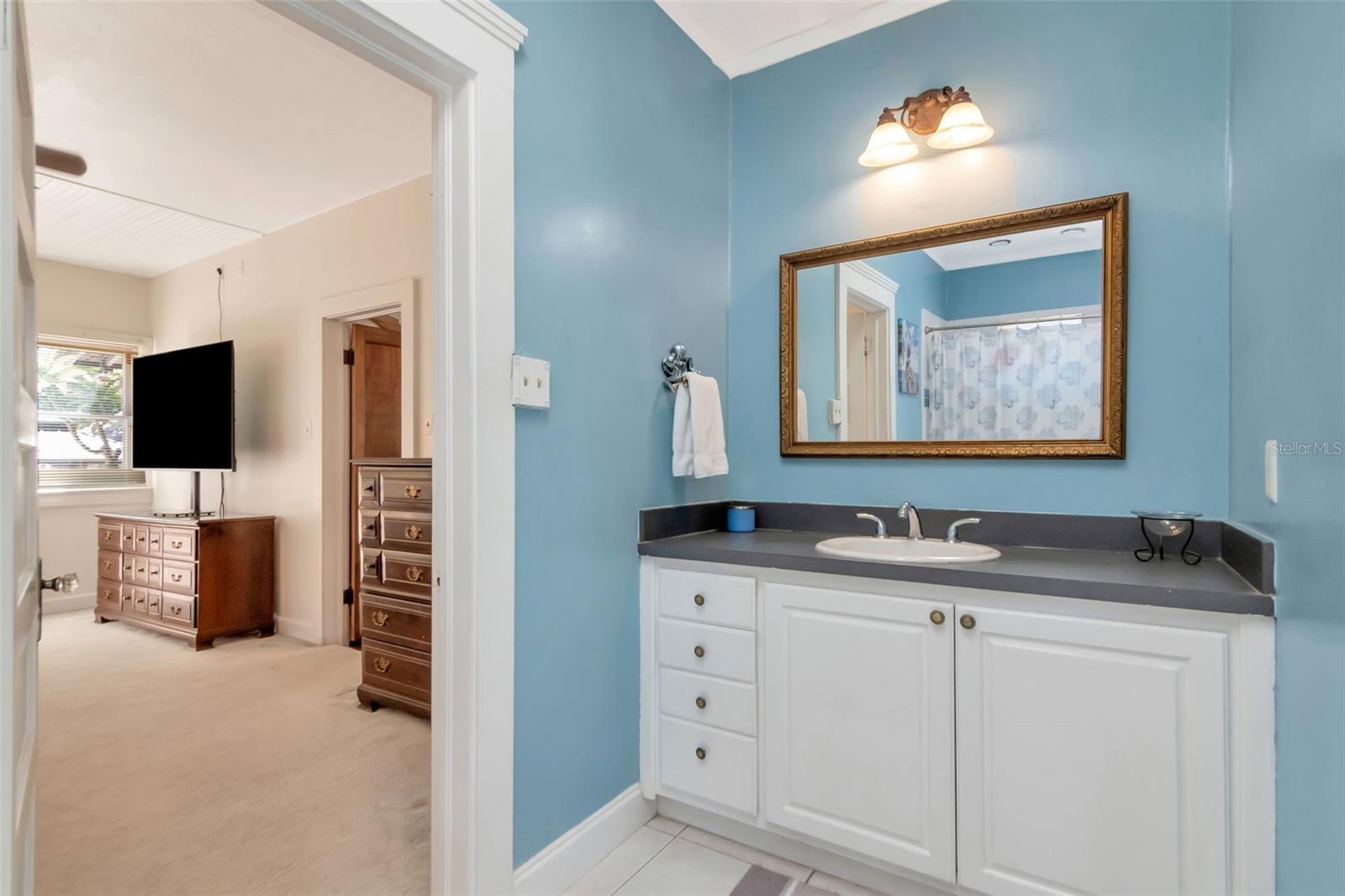 Listing photo id 18 for 220 Fern Street