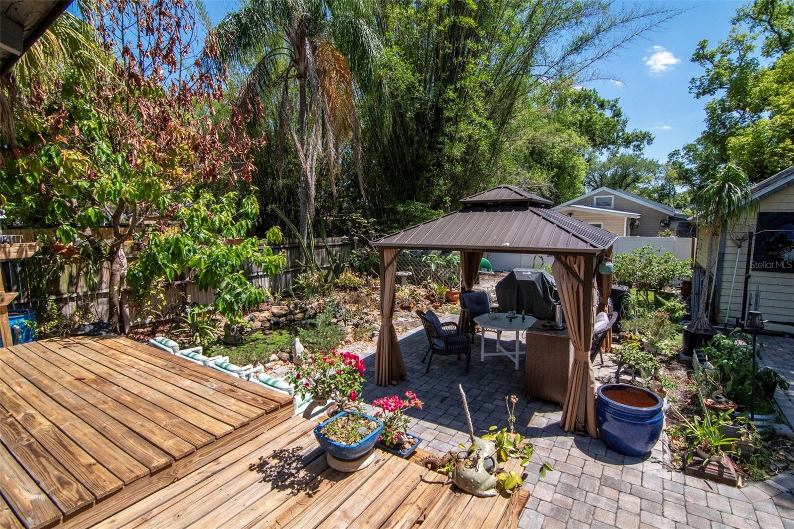 Listing photo id 22 for 220 Fern Street