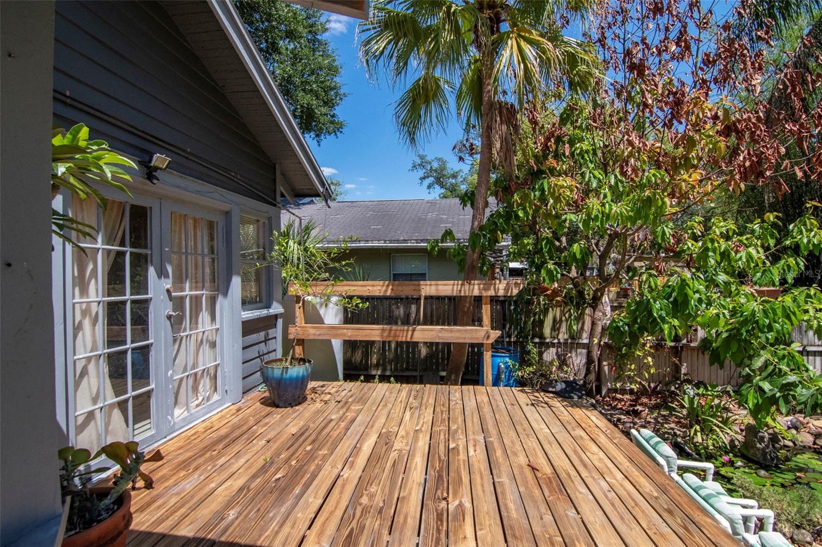 Listing photo id 23 for 220 Fern Street