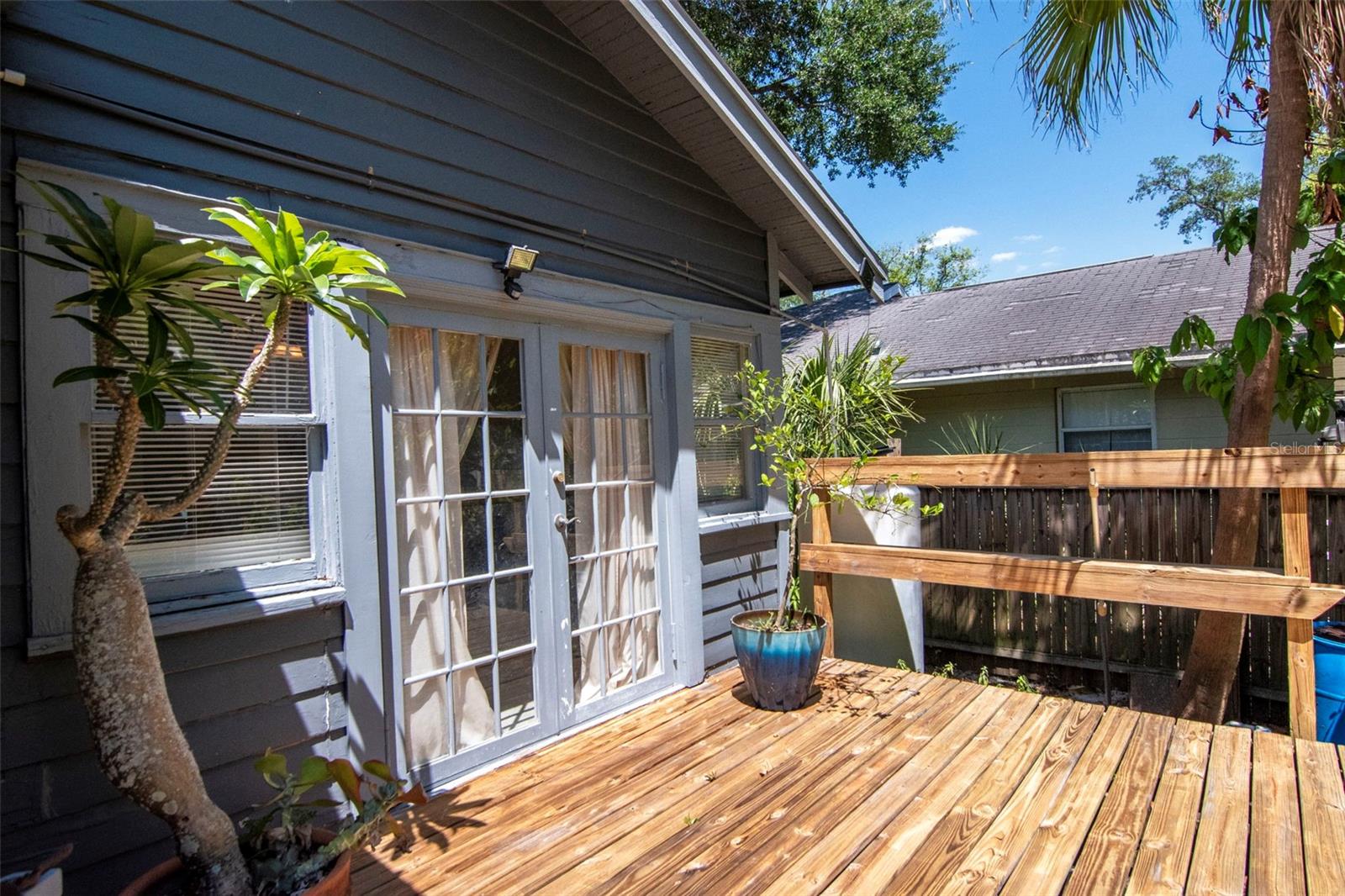 Listing photo id 24 for 220 Fern Street