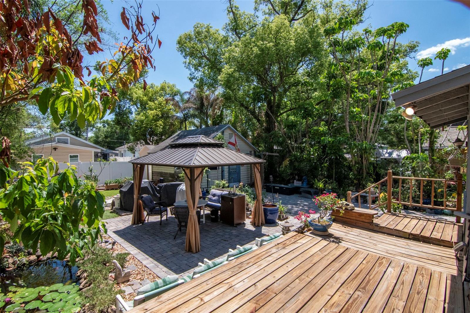 Listing photo id 25 for 220 Fern Street