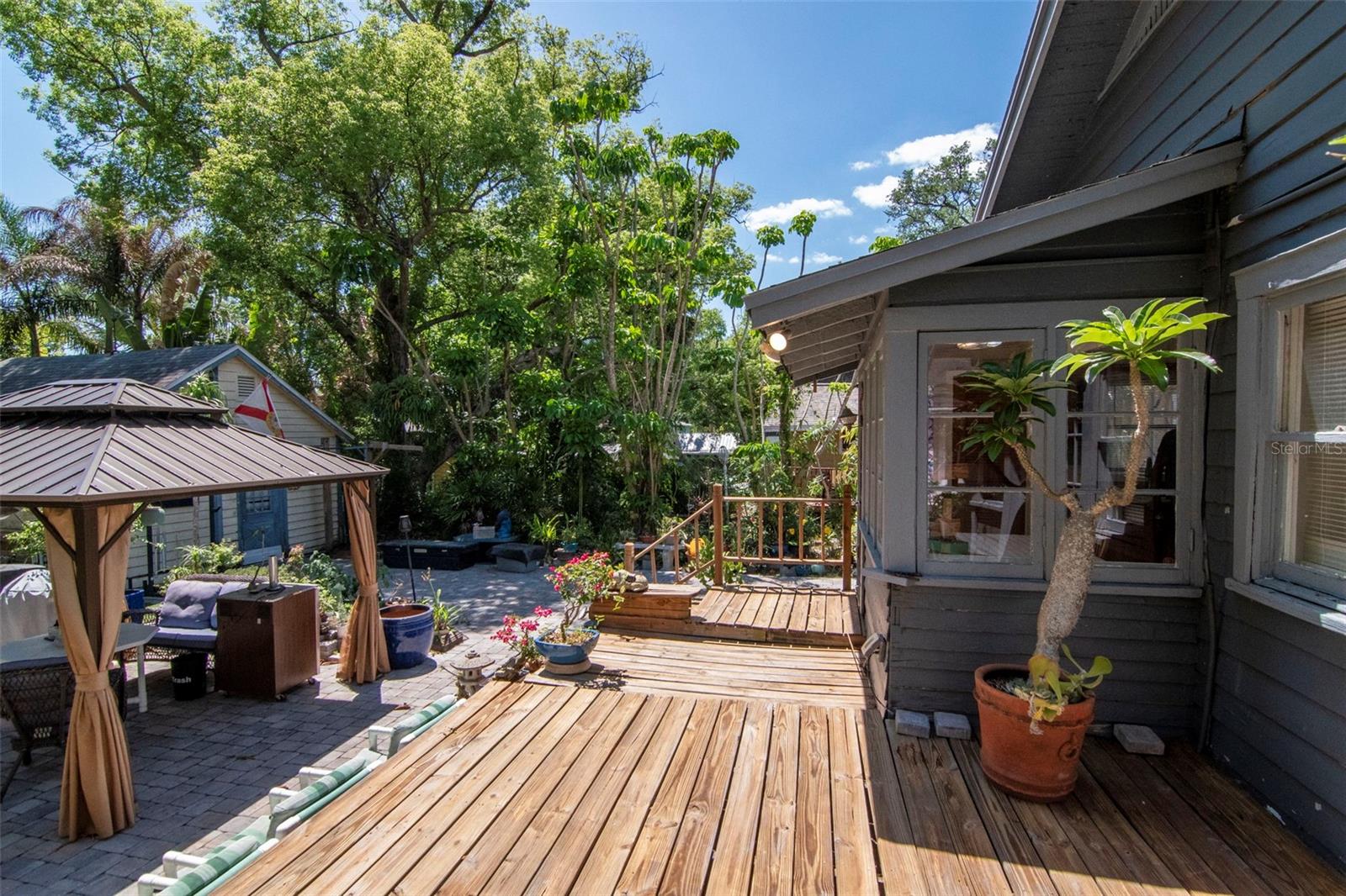 Listing photo id 26 for 220 Fern Street