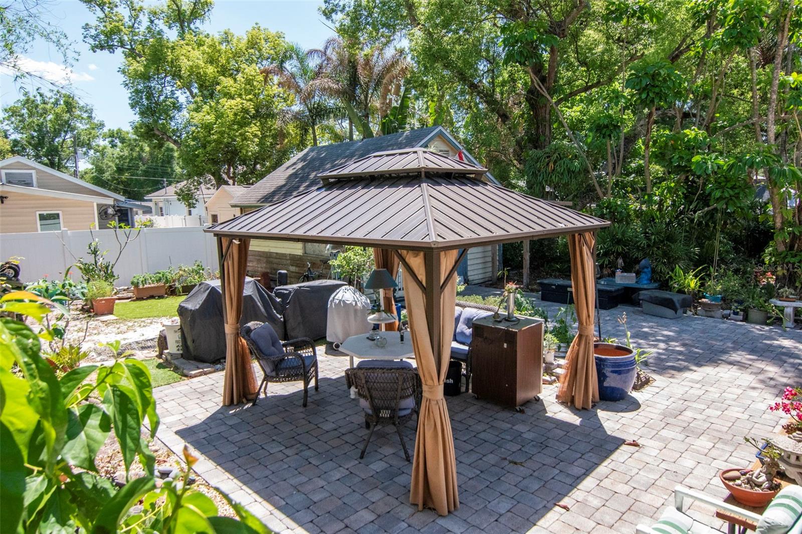 Listing photo id 27 for 220 Fern Street