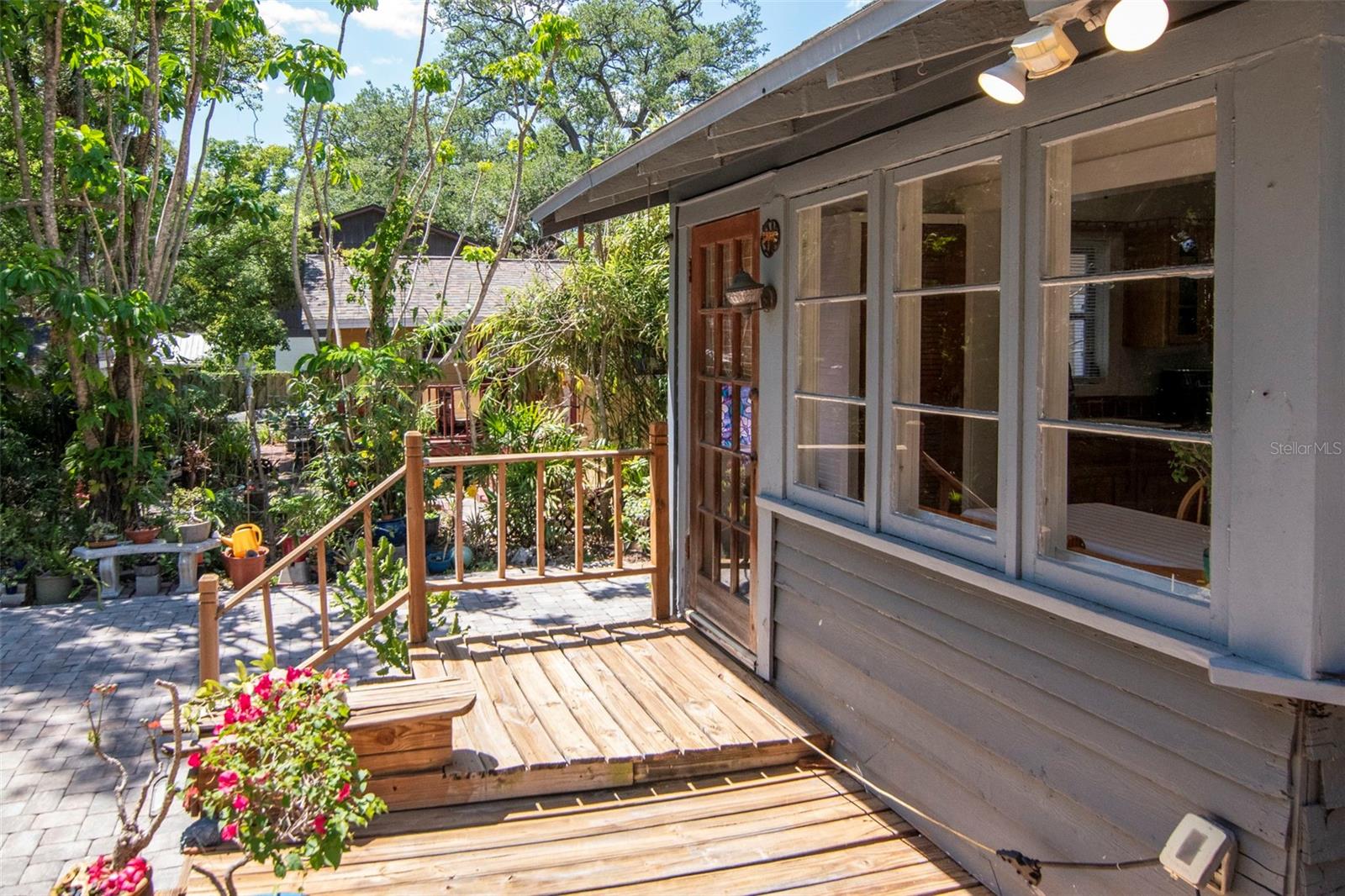 Listing photo id 28 for 220 Fern Street