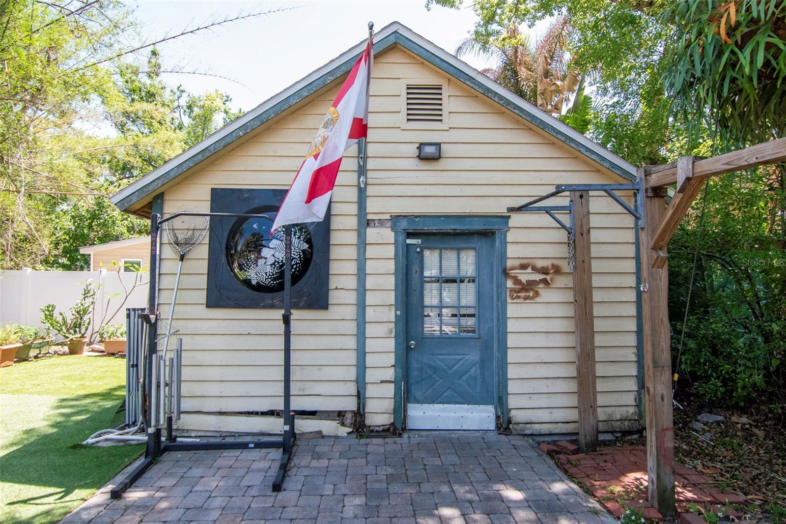 Listing photo id 29 for 220 Fern Street