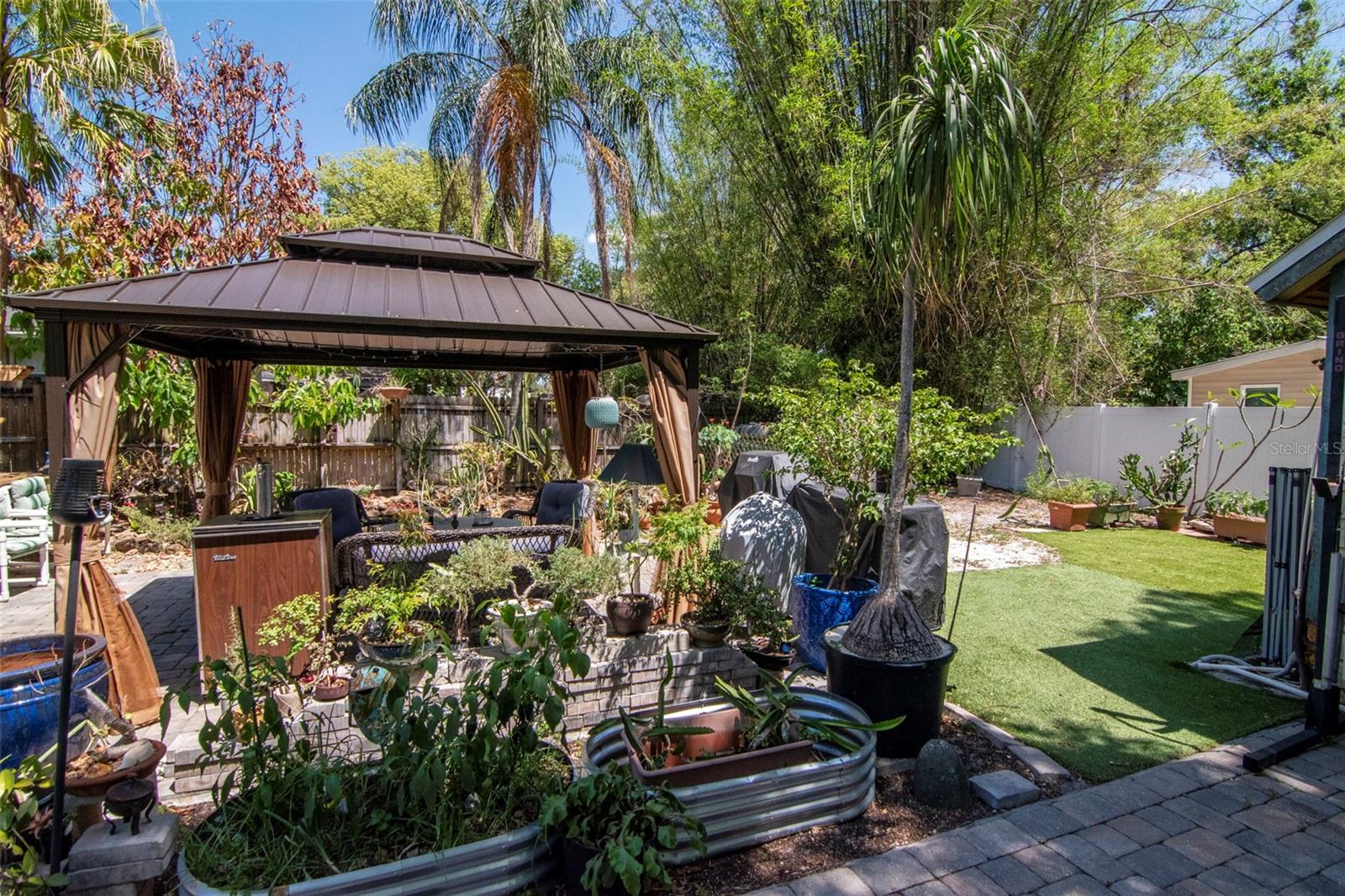 Listing photo id 30 for 220 Fern Street