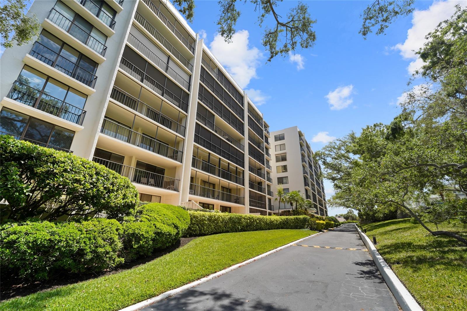 Image 2 of 29 For 220 Belleview Boulevard 601