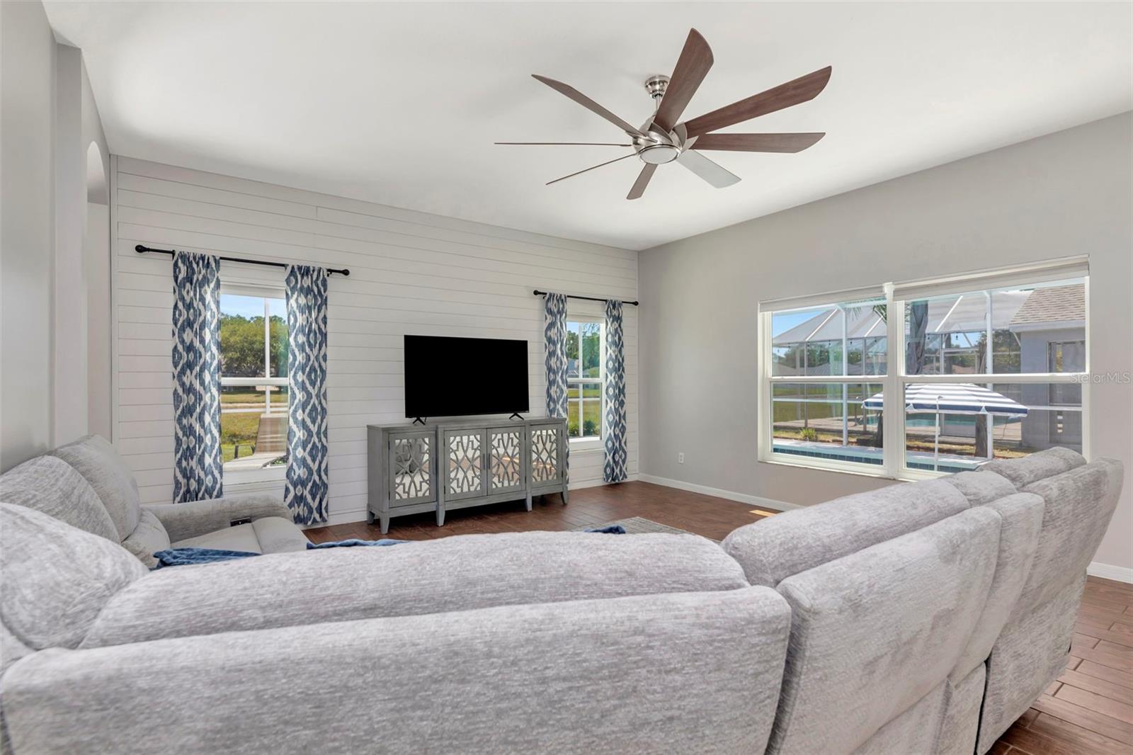 Listing photo id 14 for 12012 Northumberland Drive