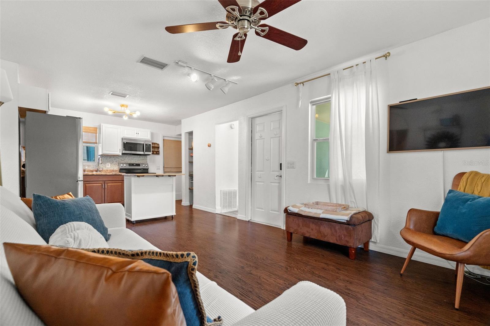 Image 10 of 45 For 548 Bay Street