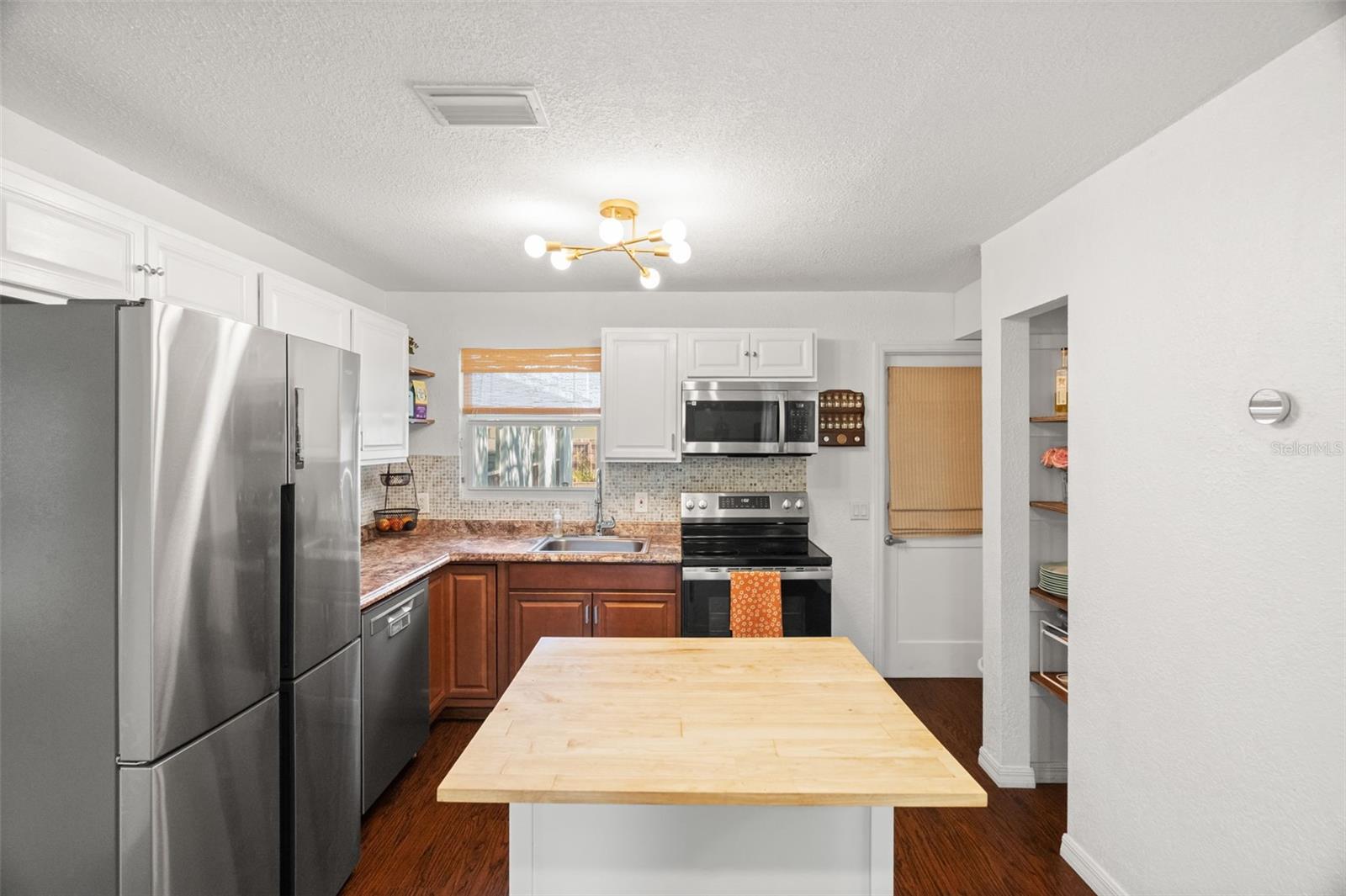 Image 11 of 45 For 548 Bay Street