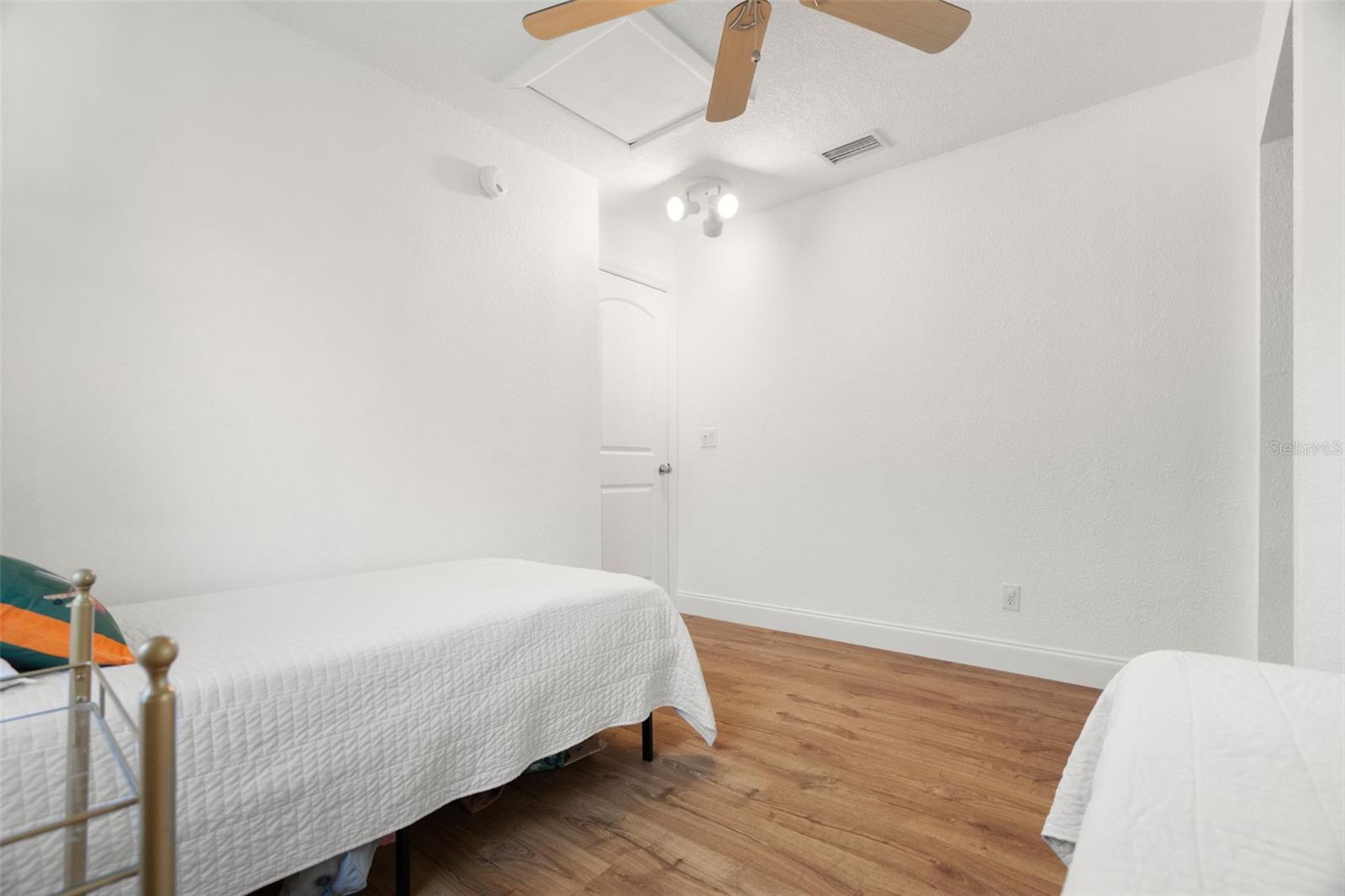 Image 21 of 45 For 548 Bay Street