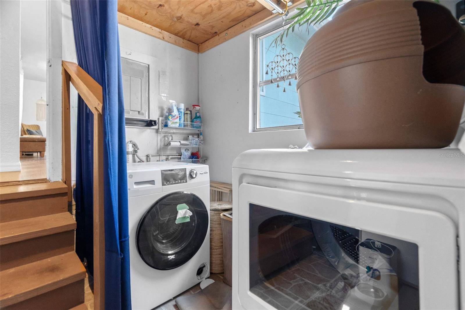 Image 22 of 45 For 548 Bay Street