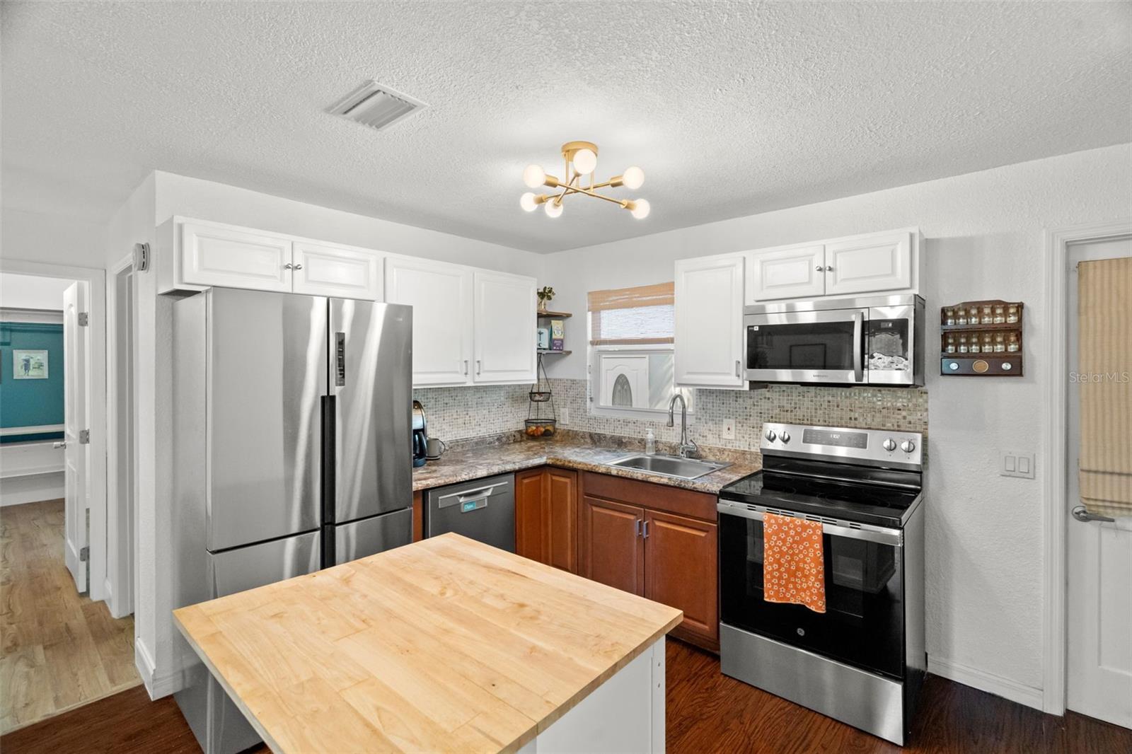 Image 4 of 45 For 548 Bay Street