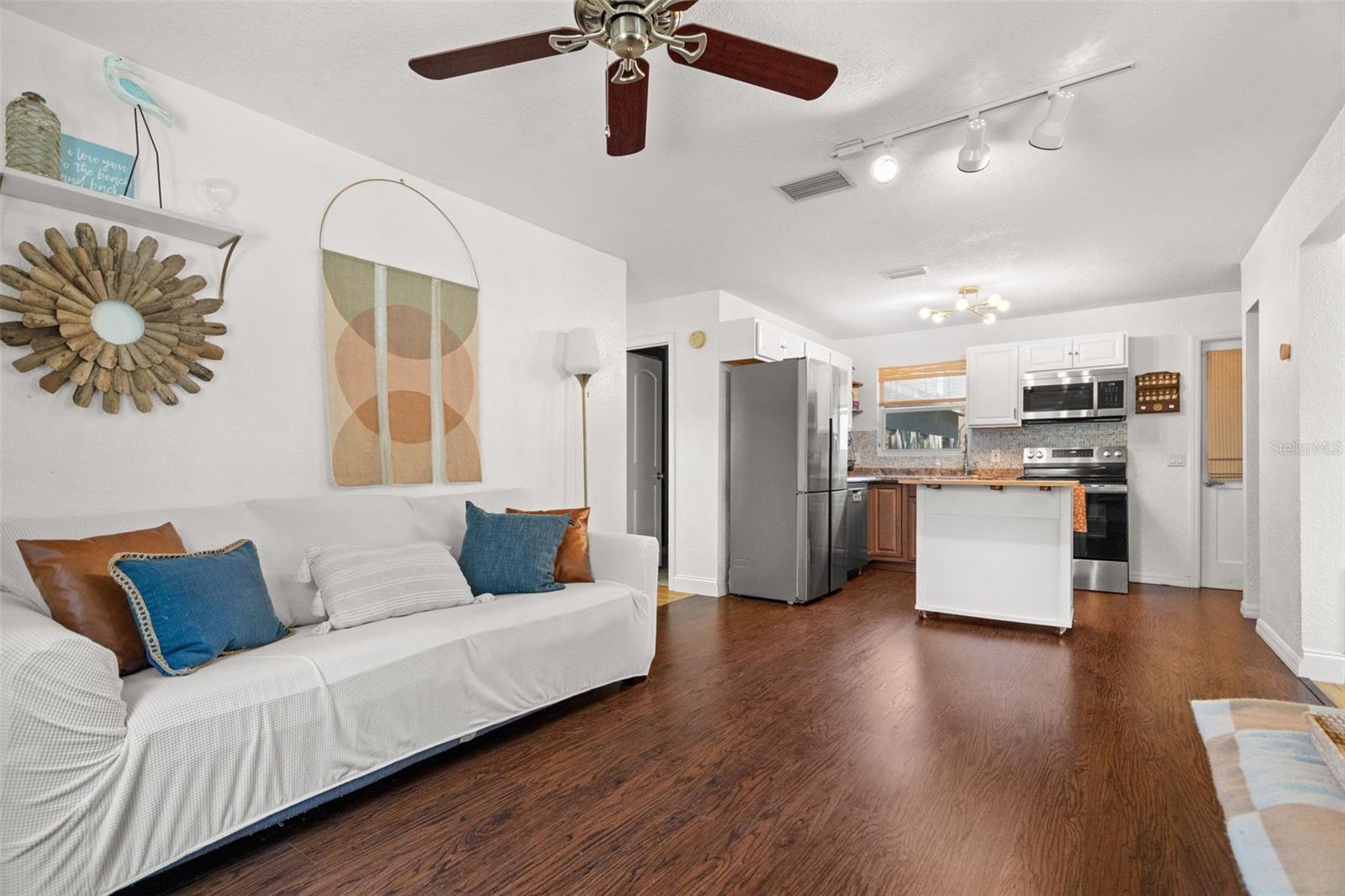 Image 9 of 45 For 548 Bay Street