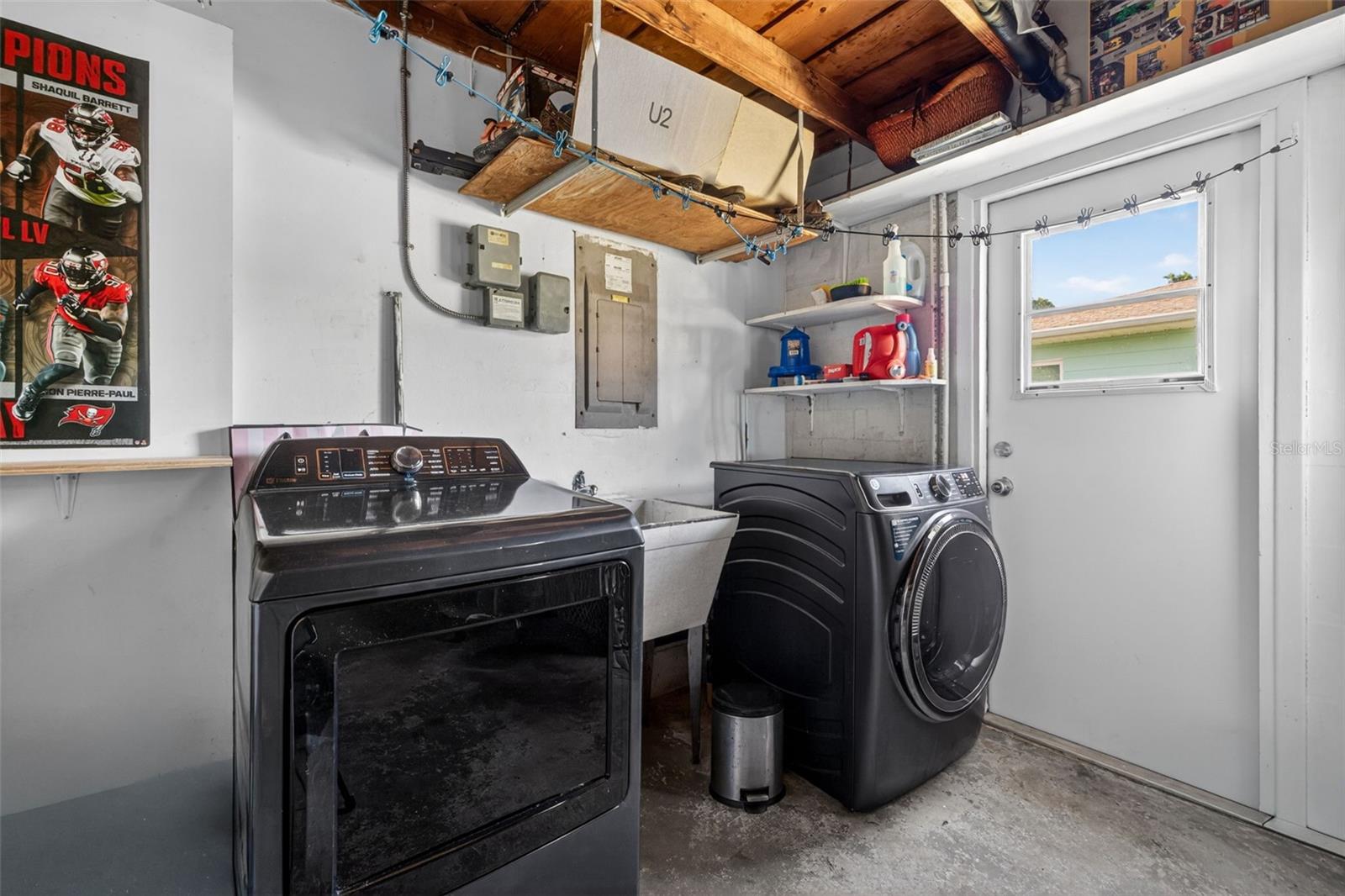 Listing photo id 9 for 233 Madison Circle N