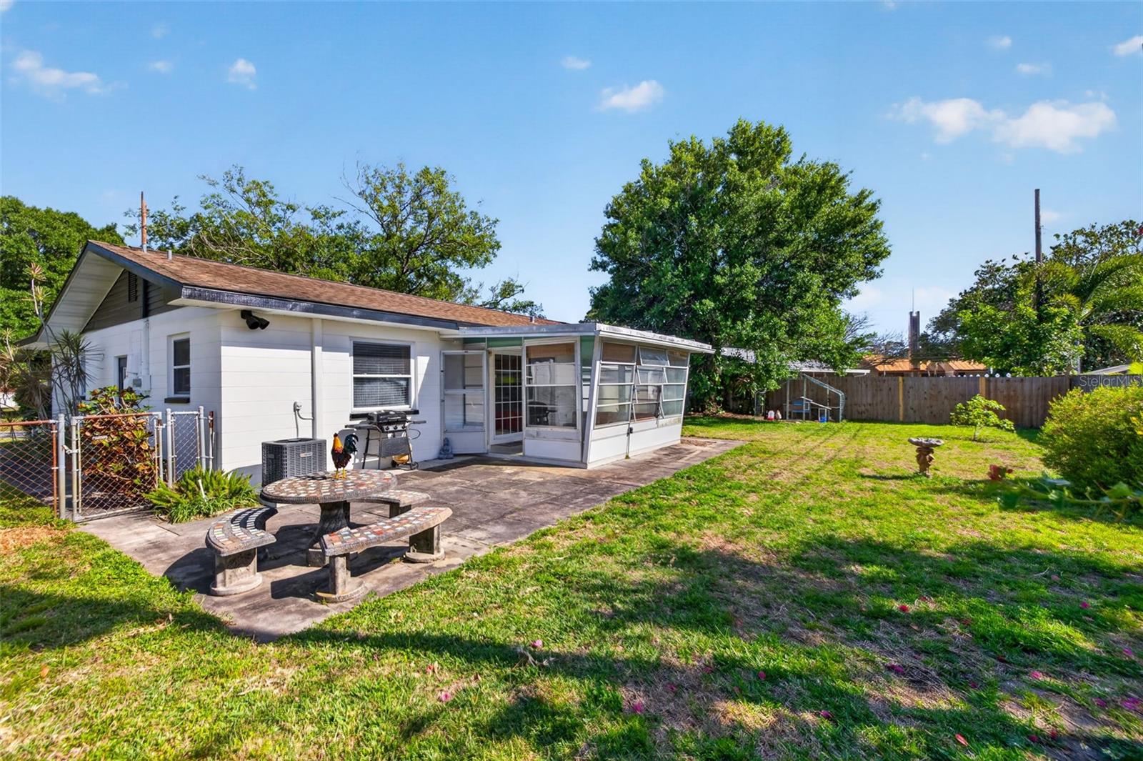 Listing photo id 11 for 233 Madison Circle N