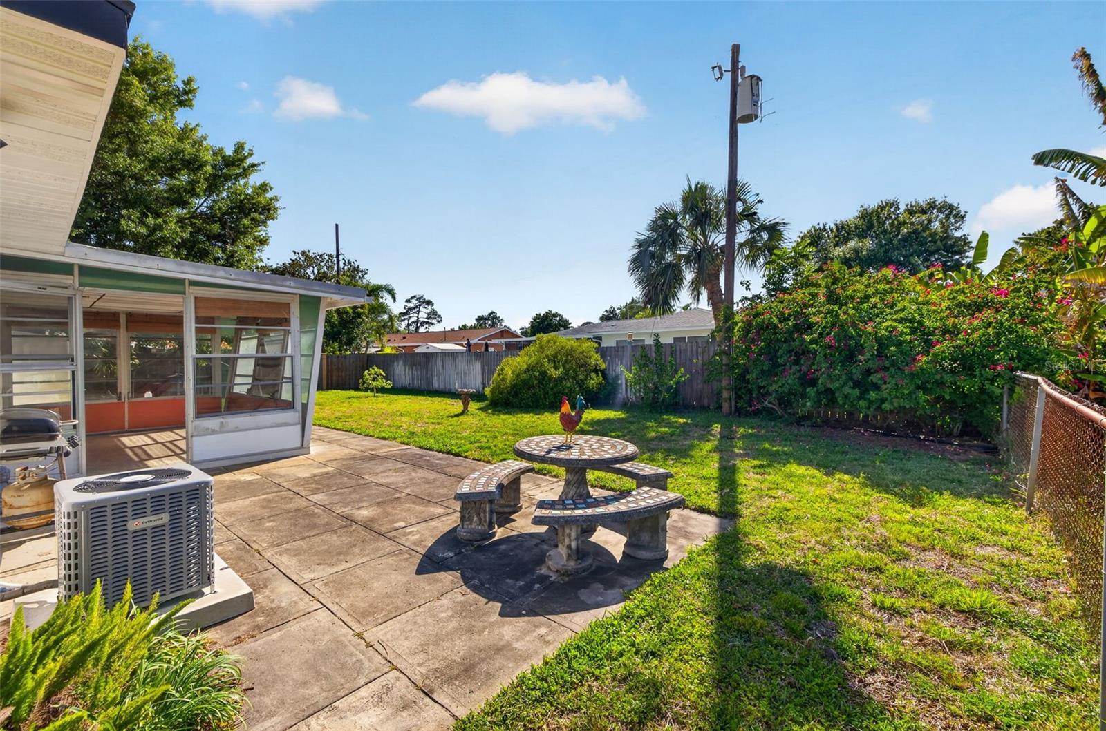 Listing photo id 12 for 233 Madison Circle N