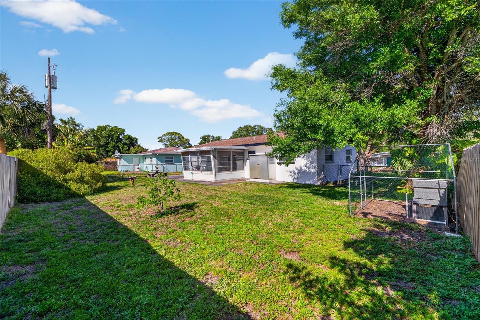 Listing photo id 13 for 233 Madison Circle N