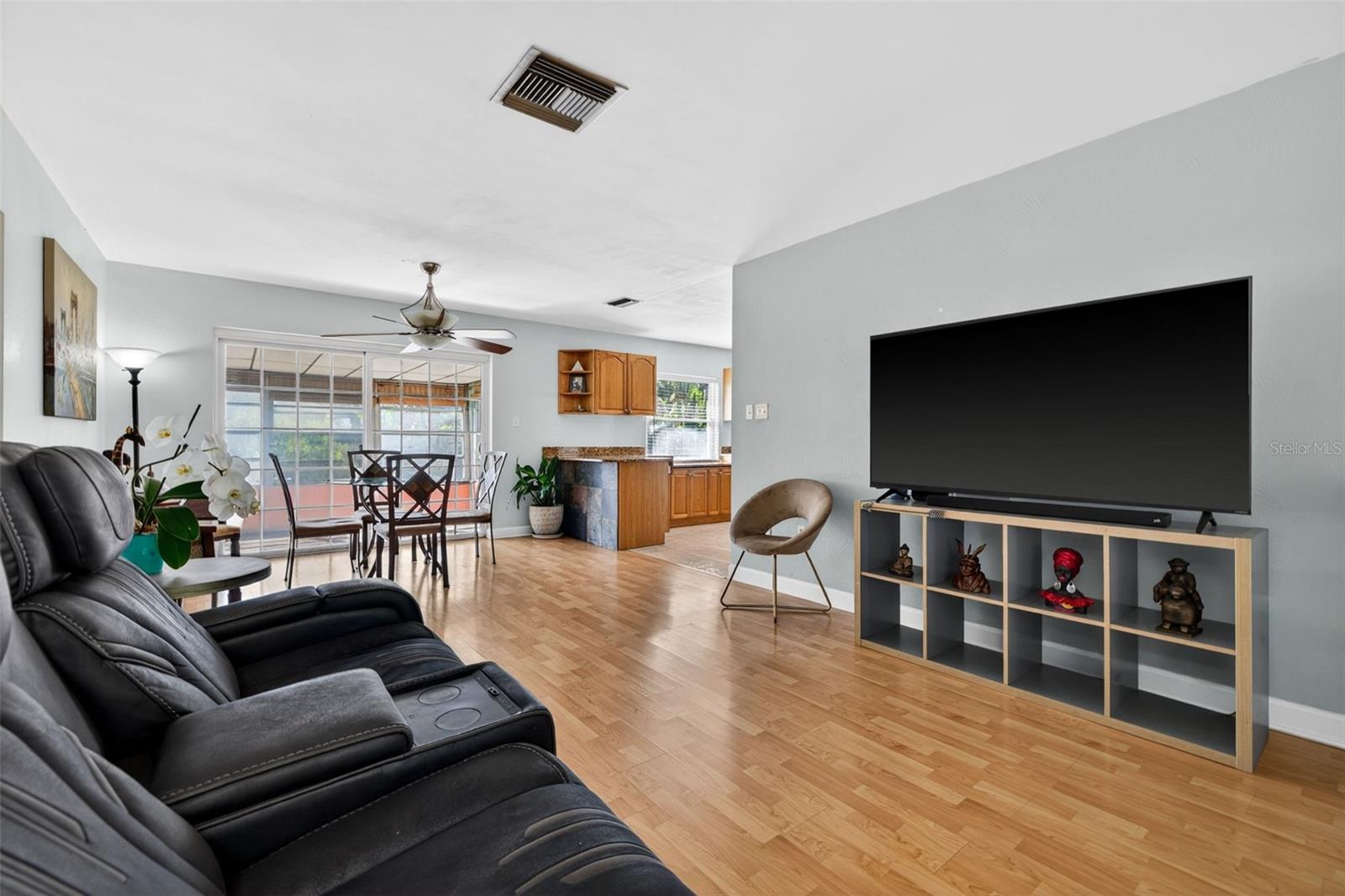 Listing photo id 1 for 233 Madison Circle N