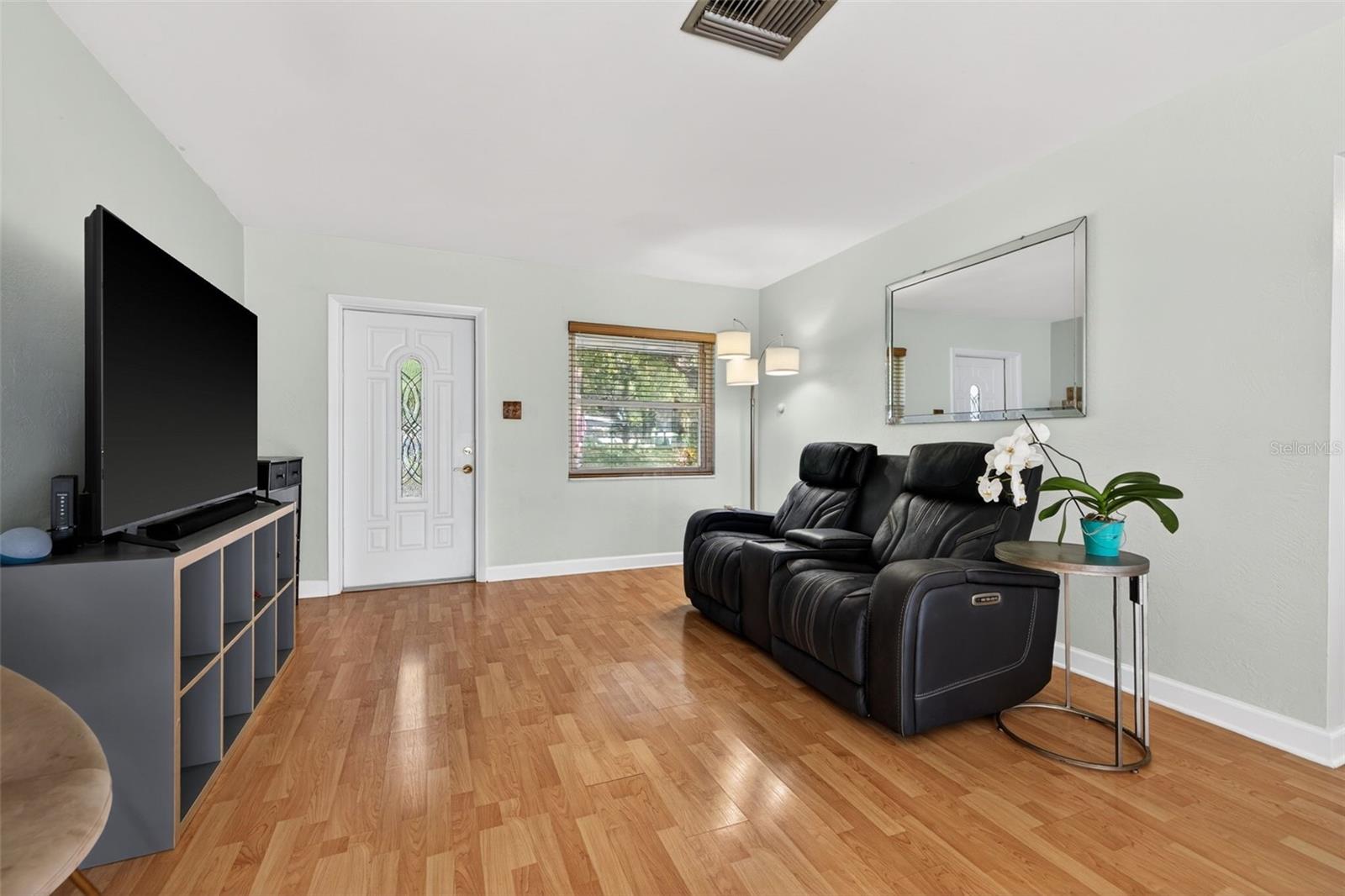 Listing photo id 2 for 233 Madison Circle N