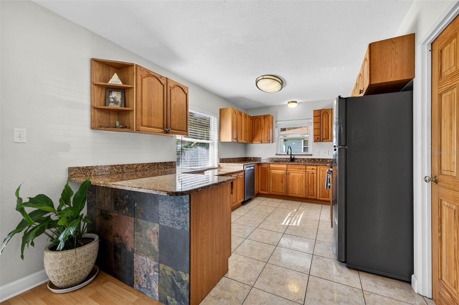 Listing photo id 3 for 233 Madison Circle N