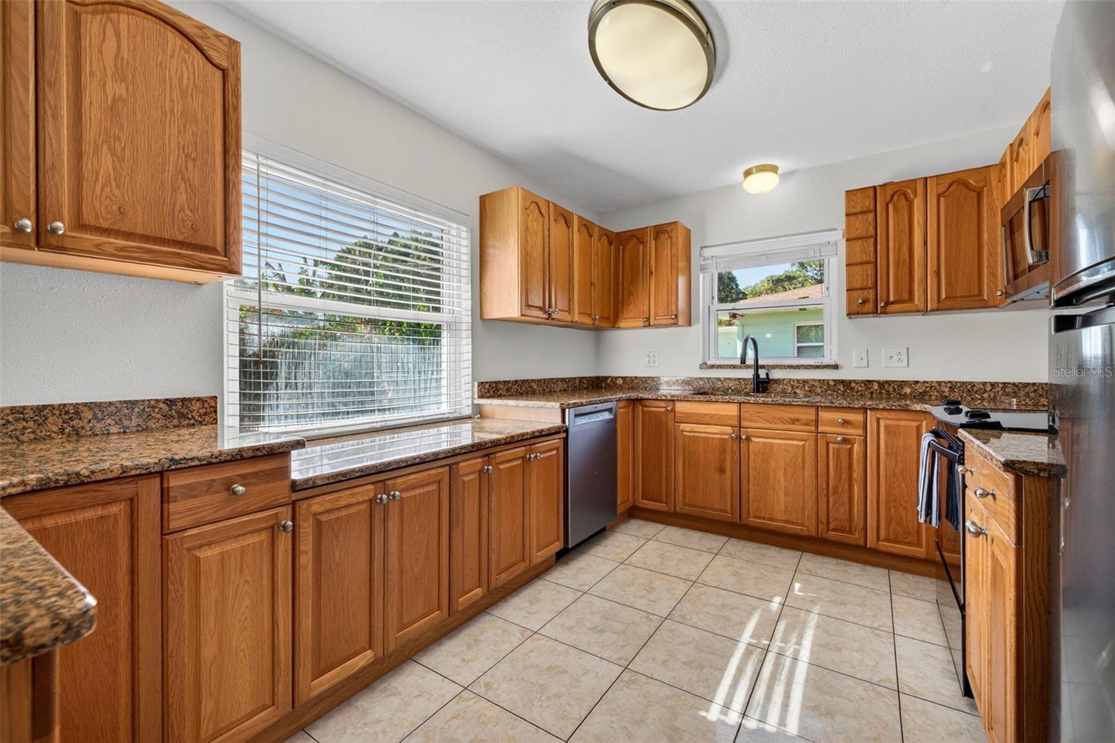 Listing photo id 4 for 233 Madison Circle N