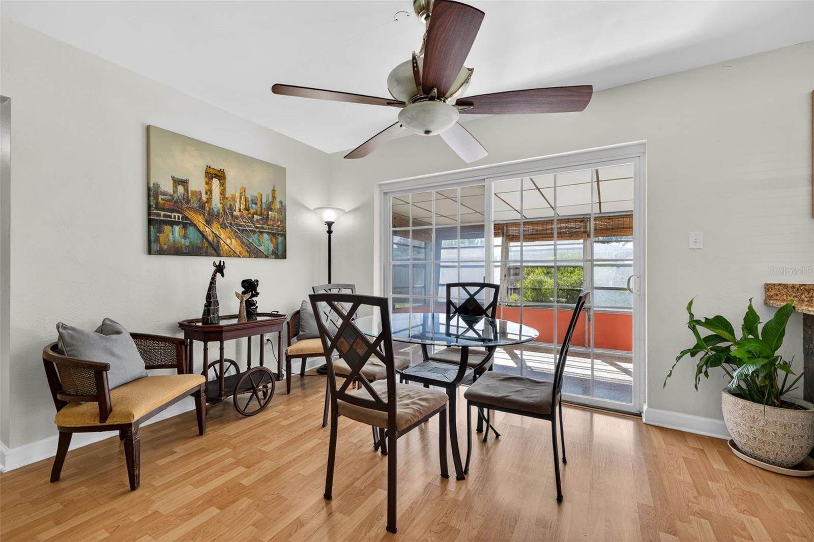 Listing photo id 5 for 233 Madison Circle N