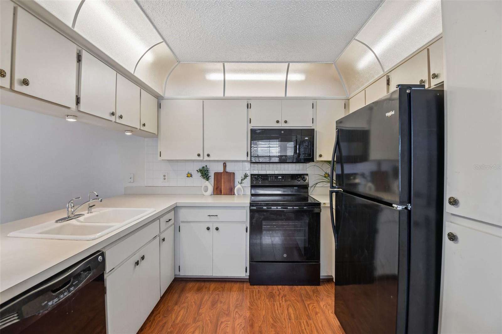 Image 10 of 33 For 7713 Hillside Court 204